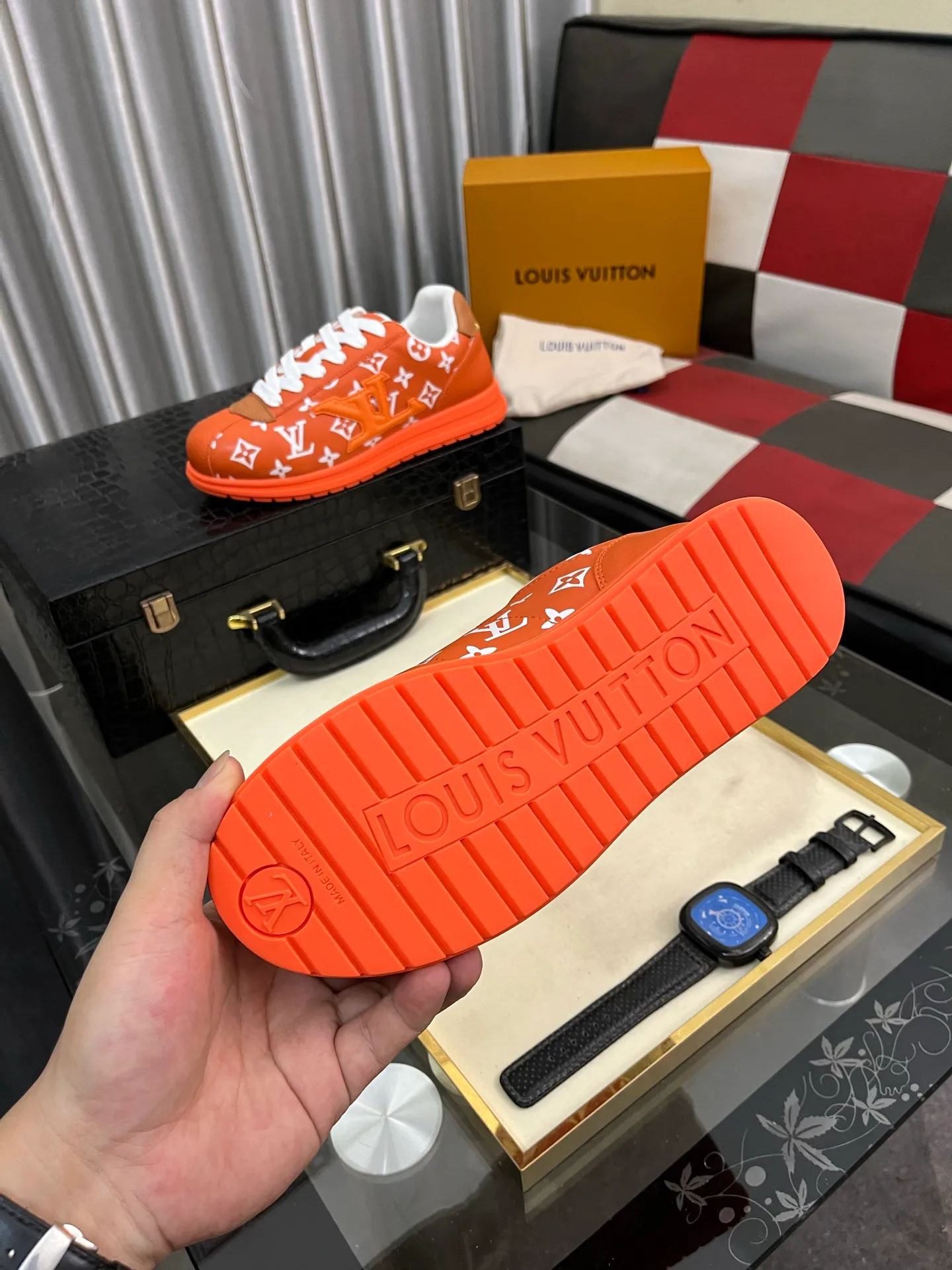 Men's shoes 💰700⌚️⌚️LV TARINE Louis Vuitton x Tyler joint model Donkey brand L family embossed couple style casual sneakers skate shoes original purchase and development This LV Trainer sneaker comes from the Louis Vuitton and Tyler collaboration series. The Monogram pattern and brand logo are transformed into nubuck calf leather embossing and side decoration respectively, witnessing the artist's creative interpretation of classic elements. The deep tones accentuate the complex upper, which requires hours of craftsmanship to complete. Exquisitely packaged at the delivery counter🛍📦 ▪️Fabrics: Original customized first-layer cowhide ▪️Inner lining: Original customized breathable mesh ▪️Outsole: Original open-molded two-color TPU combination outsole ▪️Sole thickness: 3CM ▪️Size: Women's 35-40 / Men's 38-46